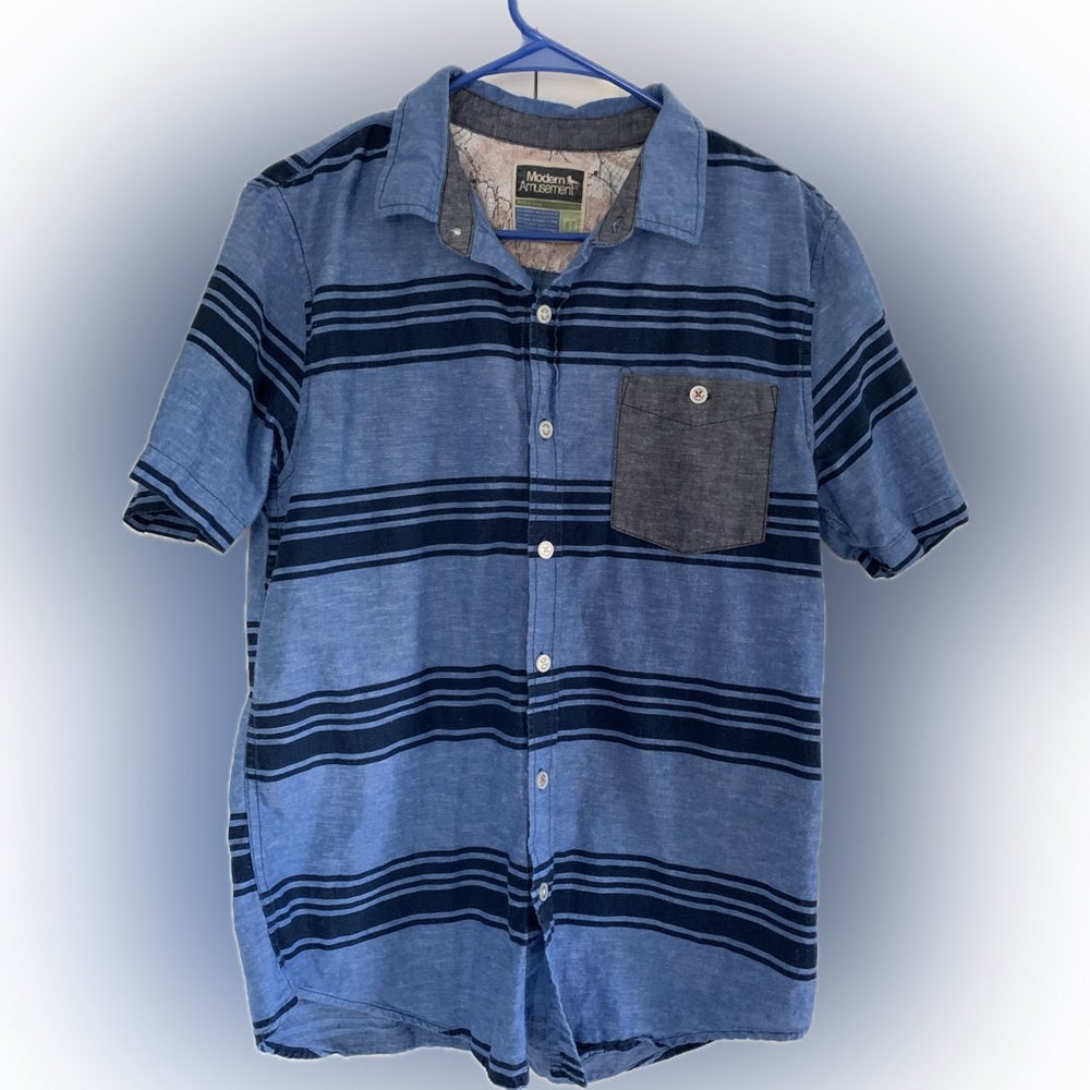 Modern Amusement Men's Size Medium Short Sleeve Button-Down Shirt